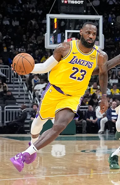 2024-10-11T013631Z_2017726860_MT1USATODAY24457004_RTRMADP_3_NBA-PRESEASON-LOS-ANGELES-LAKERS-AT-MILWAUKEE-BUCKS-1729514163